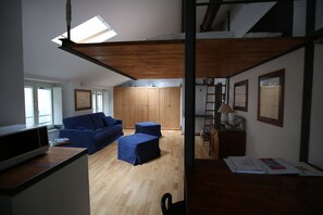 TV, books, computer monitors - Loft at the aquarium (with possibility of parking) (Genova)