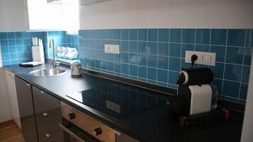 KĂŒhlschrank, Mikrowelle, Ofen, Herdplatte