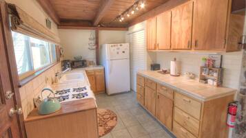 Peti sejuk, ketuhar gelombang mikro, dapur, mesin basuh pinggan mangkuk