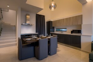Full-size fridge, microwave, oven, stovetop - Napa Hills Seaview Villas (Ayia Napa)