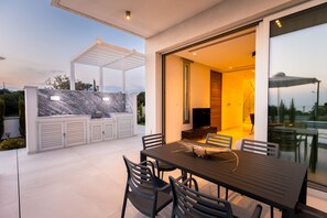 屋外ダイニングエリア