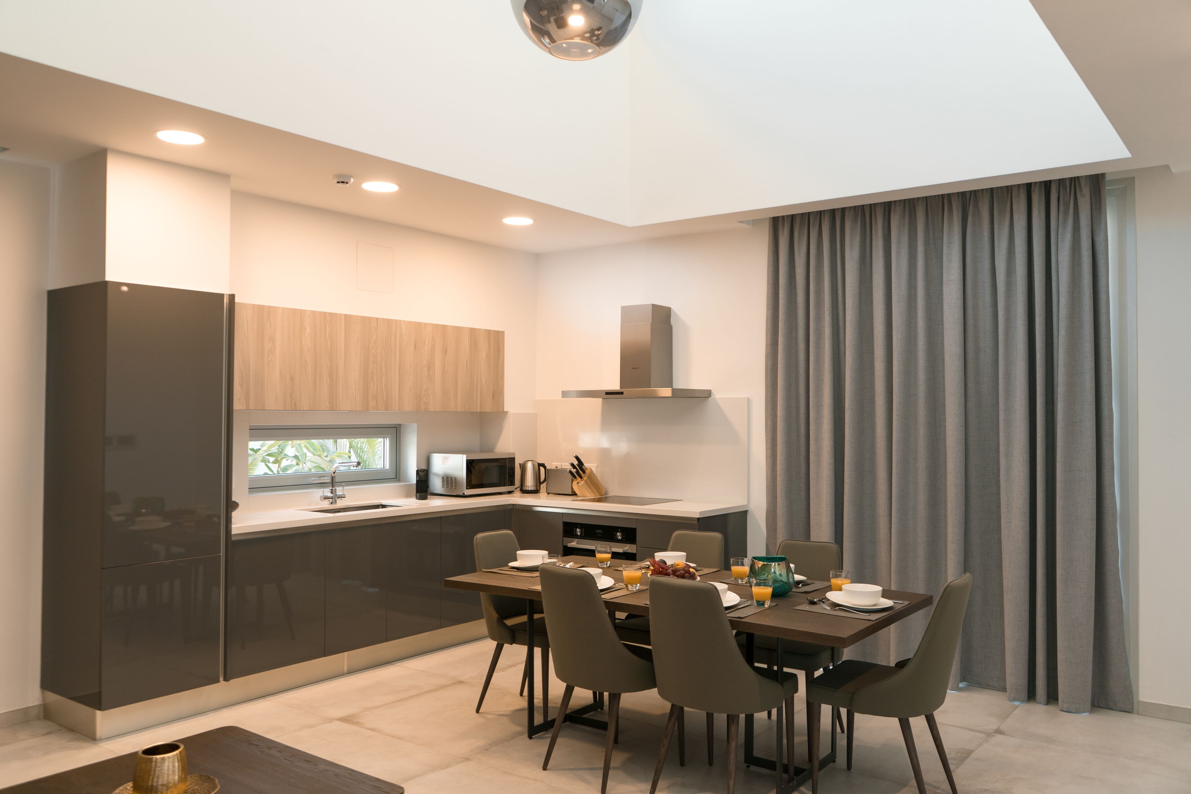 Mesin espresso, lemari es besar, microwave, dan oven