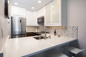 Kylskåp, mikrovågsugn, ugn och spishäll