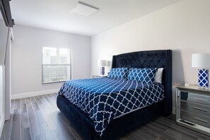 2 habitaciones, escritorio y tabla de planchar con plancha 