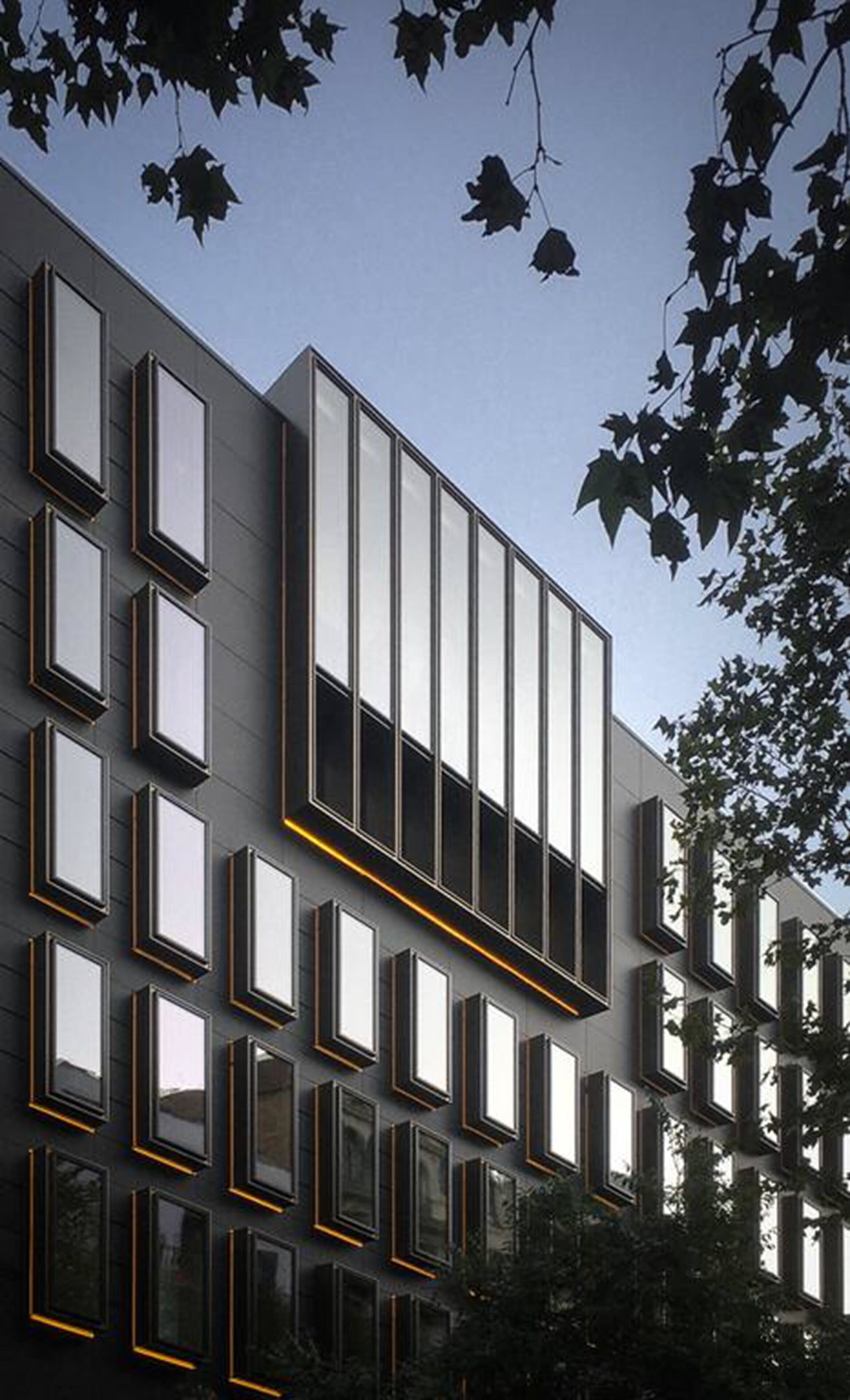 Un edificio moderno con una serie de ventanas rectangulares alineadas en un patrón de cuadrícula.