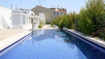 Piscine extérieure (ouverte en saison), chaises longues