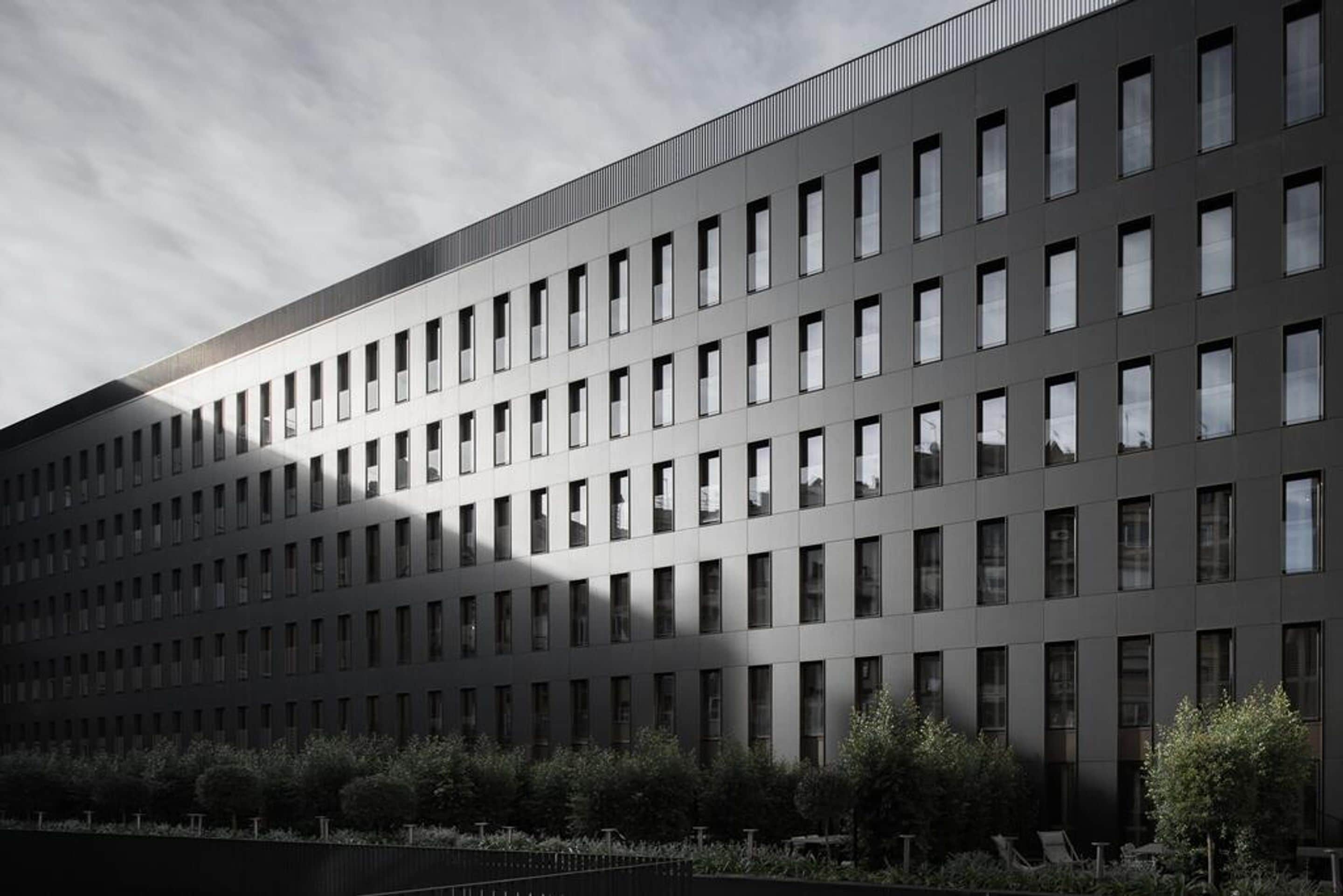 Een modern gebouw met een ruitpatroonvensterindeling en een plat dak.