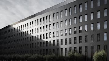 Een modern gebouw met een ruitpatroonvensterindeling en een plat dak.