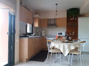 Fridge, microwave, oven, coffee/tea maker