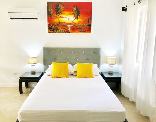 Caja de seguridad en la habitación y tabla de planchar con plancha 