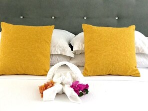 Caja de seguridad en la habitación y tabla de planchar con plancha 