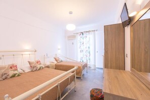 In-room safe, iron/ironing board, free WiFi, bed sheets - George Studios (Naxos)