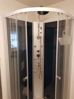 Basic Single Room | Bathroom | Hair dryer, towels - Historisch übernachten Brinkerplatz 3 (Essen)