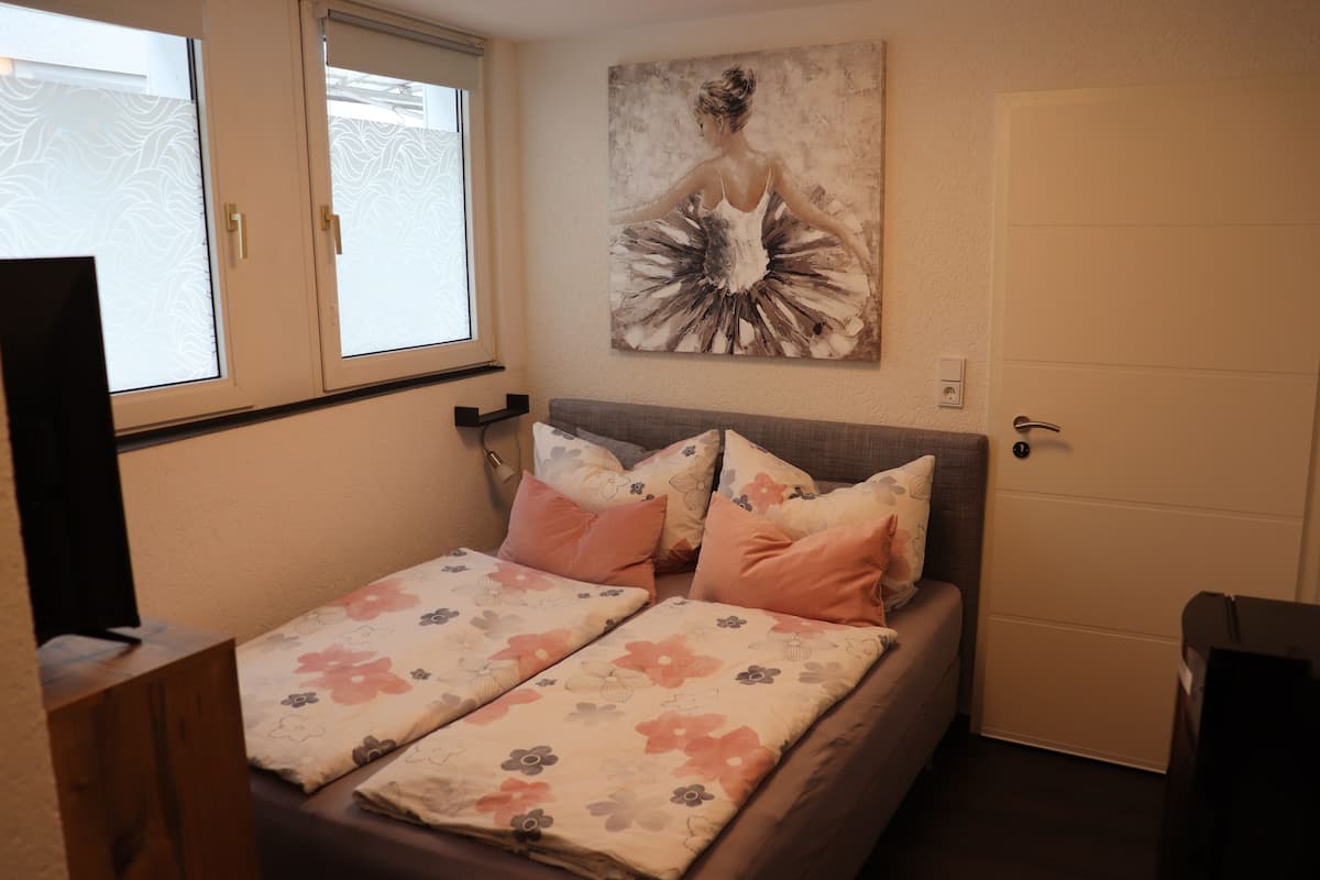 Basic-Einzelzimmer | 1 Schlafzimmer, individuell dekoriert, Verdunkelungsvorhänge, Bettwäsche