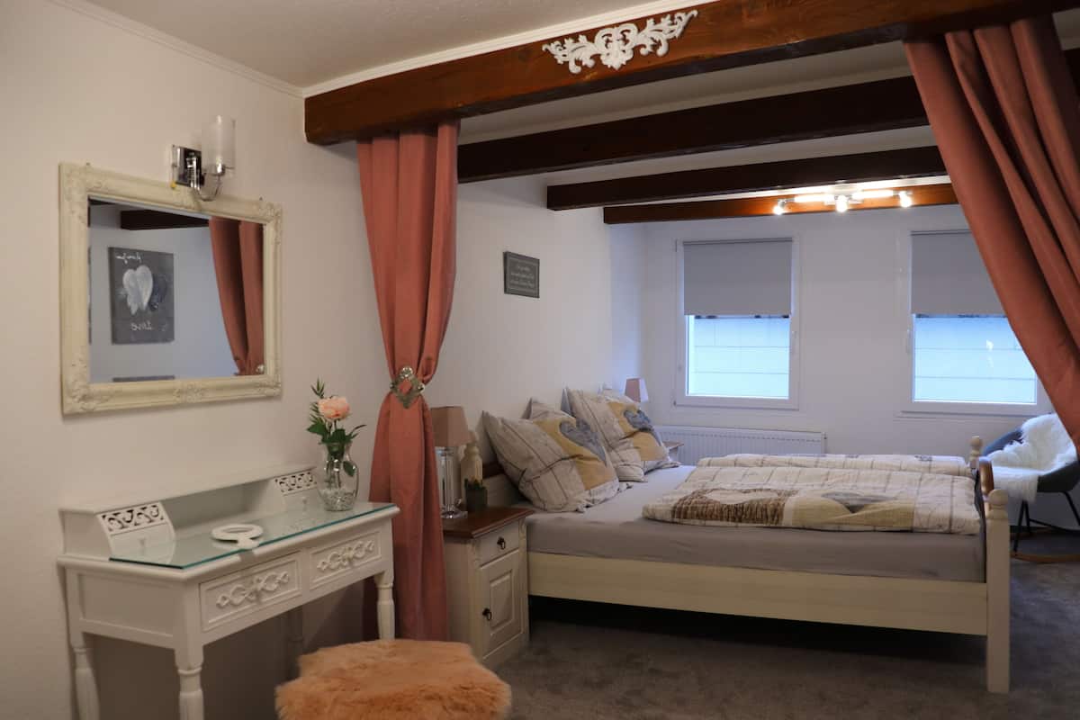 Romantisches Apartment | 1 Schlafzimmer, individuell dekoriert, Verdunkelungsvorhänge, Bettwäsche