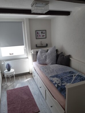 Romantic Apartment | Individually decorated, blackout drapes, bed sheets - Historisch übernachten Brinkerplatz 3 (Essen)