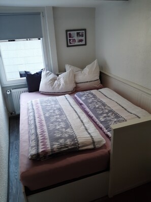 Romantic Apartment | Individually decorated, blackout drapes, bed sheets - Historisch übernachten Brinkerplatz 3 (Essen)