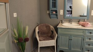 Standard Apartment | Bathroom | Hair dryer, towels - Historisch übernachten Brinkerplatz 3 (Essen)