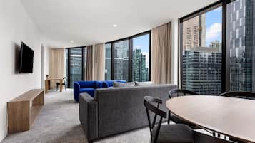 Premier appartement, 2 slaapkamers (View) | Een kluis op de kamer, een bureau, een laptopwerkplek