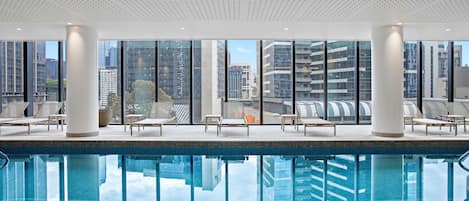 Piscine couverte, accÚs possible de 06 h 30 à 21 h 30, chaises longues