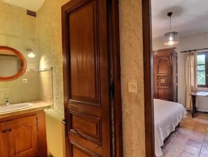 3 bedrooms, desk, iron/ironing board, Internet