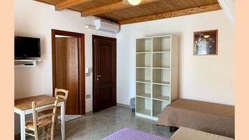 Camera tripla, bagno privato (Contralto) | Una scrivania, tende oscuranti, culle/letti per bambini (gratuiti)