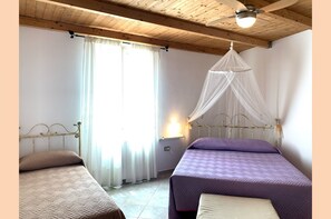 Bureau, rideaux occultants, lits bébé (gratuits), Wi-Fi gratuit