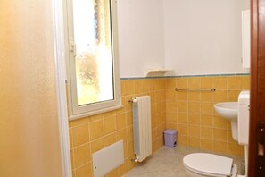 Douche, articles de toilette gratuits, sĂšche-cheveux, bidet