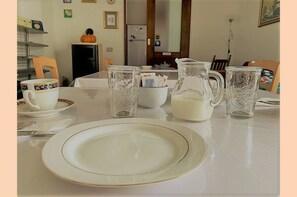 Petit déjeuner buffet (5 EUR par personne)