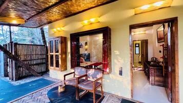 Standard Room, 1 Queen Bed, Balcony, Lake View | Balcony