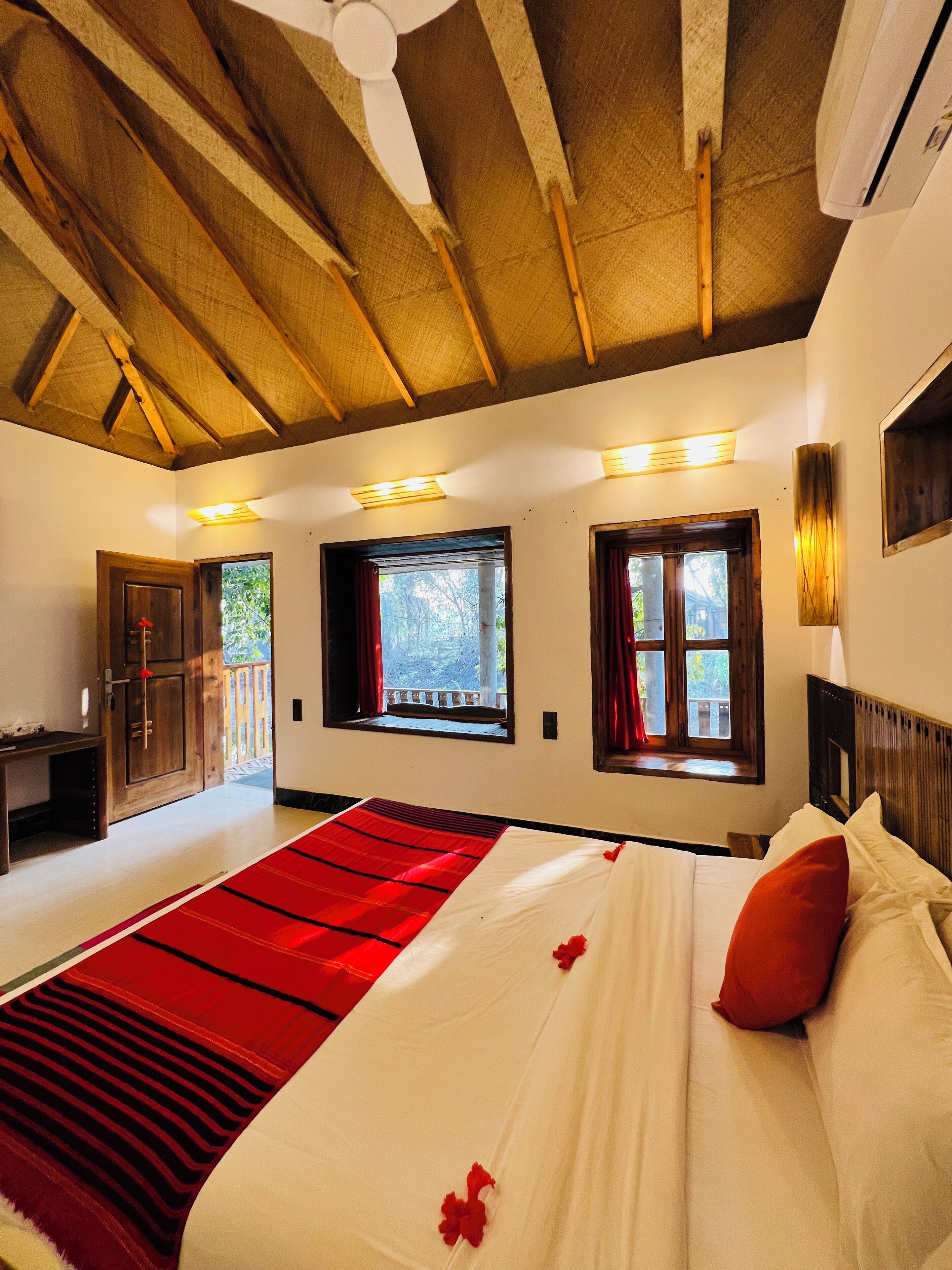 Quarto standard, 1 cama Queen, sacada, vista para o lago | Roupas de cama premium, edredons de pluma, escrivaninha