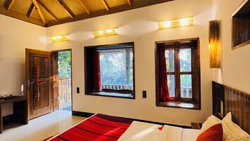 Standard Room, 1 Queen Bed, Balcony, Lake View