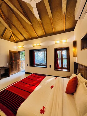 Standard Room, 1 Queen Bed, Balcony, Lake View | Premium bedding, down comforters, desk, soundproofing