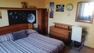 2 Schlafzimmer, Schreibtisch, BĂŒgeleisen/BĂŒgelbrett, Reisekinderbett