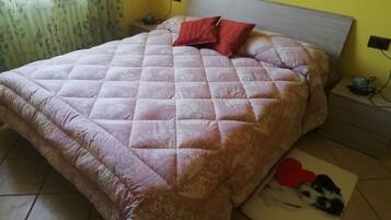 2 Schlafzimmer, Schreibtisch, Bügeleisen/Bügelbrett, Reisekinderbett