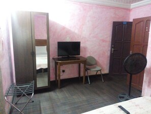 8 bedrooms, iron/ironing board, WiFi, wheelchair access - Experience the beauty and comfort of our rooms! (Cotonou)