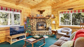 Casa, varias camas, patio, vistas a la montaña (1041) | Zona de estar | Una chimenea