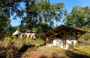 A rustic building with a wooden pergola and a stone pathway leading to it. - Homerez - Festive House in Callen (Callen)