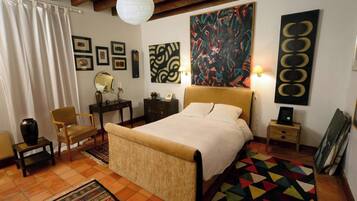 4 slaapkamers, een bureau, een strijkplank/strijkijzer, wifi