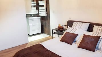 3 bedrooms, iron/ironing board, travel crib, WiFi (free)