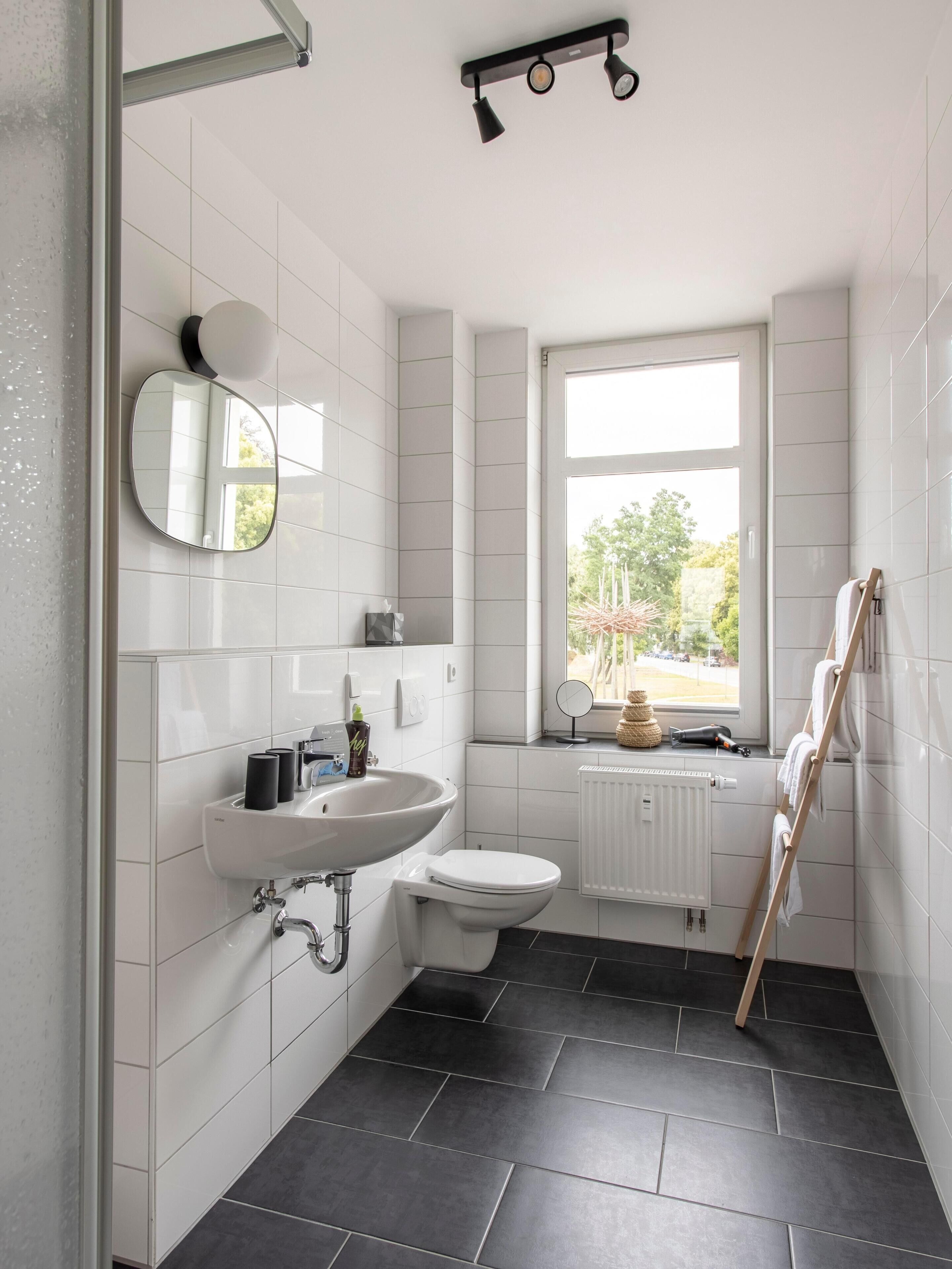 Apartment, 1 Queen-Bett und Schlafsofa (Chemnitz Hartmannstr | Two-Bedroom Su) | Badezimmer | Designer-Toilettenartikel, Haartrockner, Handtücher, Toilettenpapier