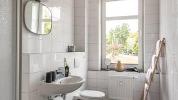 Apartment, 1 Queen-Bett und Schlafsofa (Chemnitz Hartmannstr | Two-Bedroom Su) | Badezimmer | Designer-Toilettenartikel, Haartrockner, Handtücher, Toilettenpapier