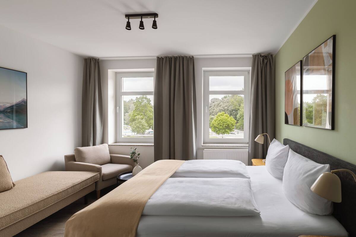 One-Bedroom Suite XL with balcony | Laptop workspace, free WiFi, individually decorated