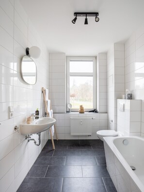 Studio suite, 1 queensize bed (Chemnitz Hartmannstr | Suite + Bathtu) | Badkamer | Designer toiletartikelen, een haardroger, handdoeken, toiletpapier