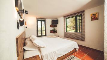 Habitación doble Confort, 1 cama matrimonial, para no fumadores, vista a la montaña | Edredón, decoración personalizada y muebles diferentes