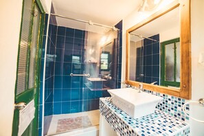 Quarto quádruplo, 2 camas de casal, para não fumantes, vista para a montanha | Banheiro | Chuveiro, produtos de toalete grátis