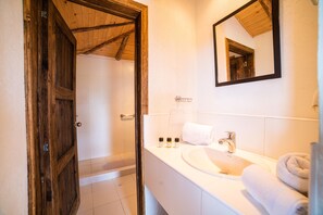 Habitación cuádruple, 2 camas matrimoniales, para no fumadores, vista a la montaña | Baño | Regadera, amenidades de baño gratuitas, secadora de cabello, toallas 