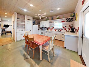 Geladeira, micro-ondas, cooktop, lava-louças