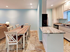 Fridge, microwave, stovetop, coffee/tea maker - 27 Sea Isle Village, Studio (Port Aransas)