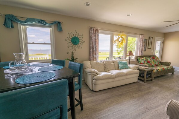 Smart-TV, Kamin, Videospiele, Bücher